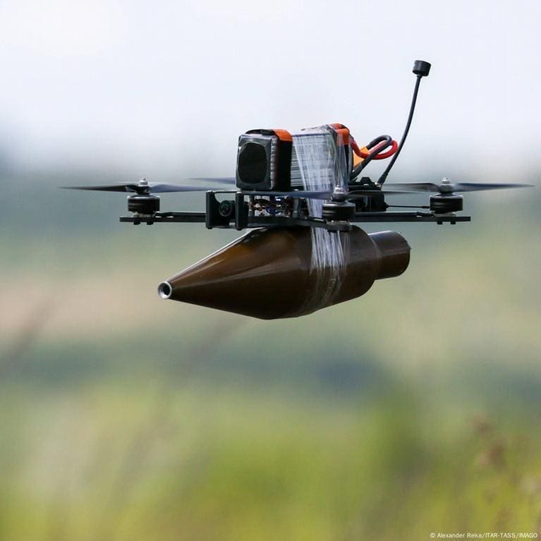 découvrez les récentes frappes de drones en russie, leurs implications géopolitiques et les réactions internationales face à cette nouvelle escalade du conflit. analyse des stratégies militaires et des enjeux de sécurité.