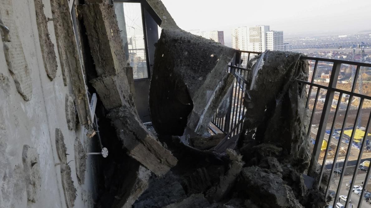 découvrez les dernières informations sur les frappes de drones en russie, une situation complexe qui soulève des questions géopolitiques et stratégiques. analyse des impacts, des motivations derrière ces attaques et des réactions internationales face à cette montée des tensions.