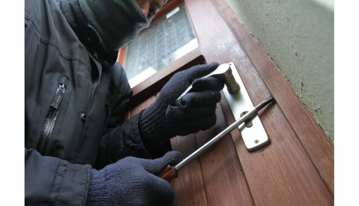 découvrez le phénomène du home-jacking, une pratique de plus en plus courante où des squatteurs investissent illégalement des propriétés inoccupées. apprenez comment prévenir cette situation, les droits des propriétaires et les étapes à suivre en cas d'intrusion.