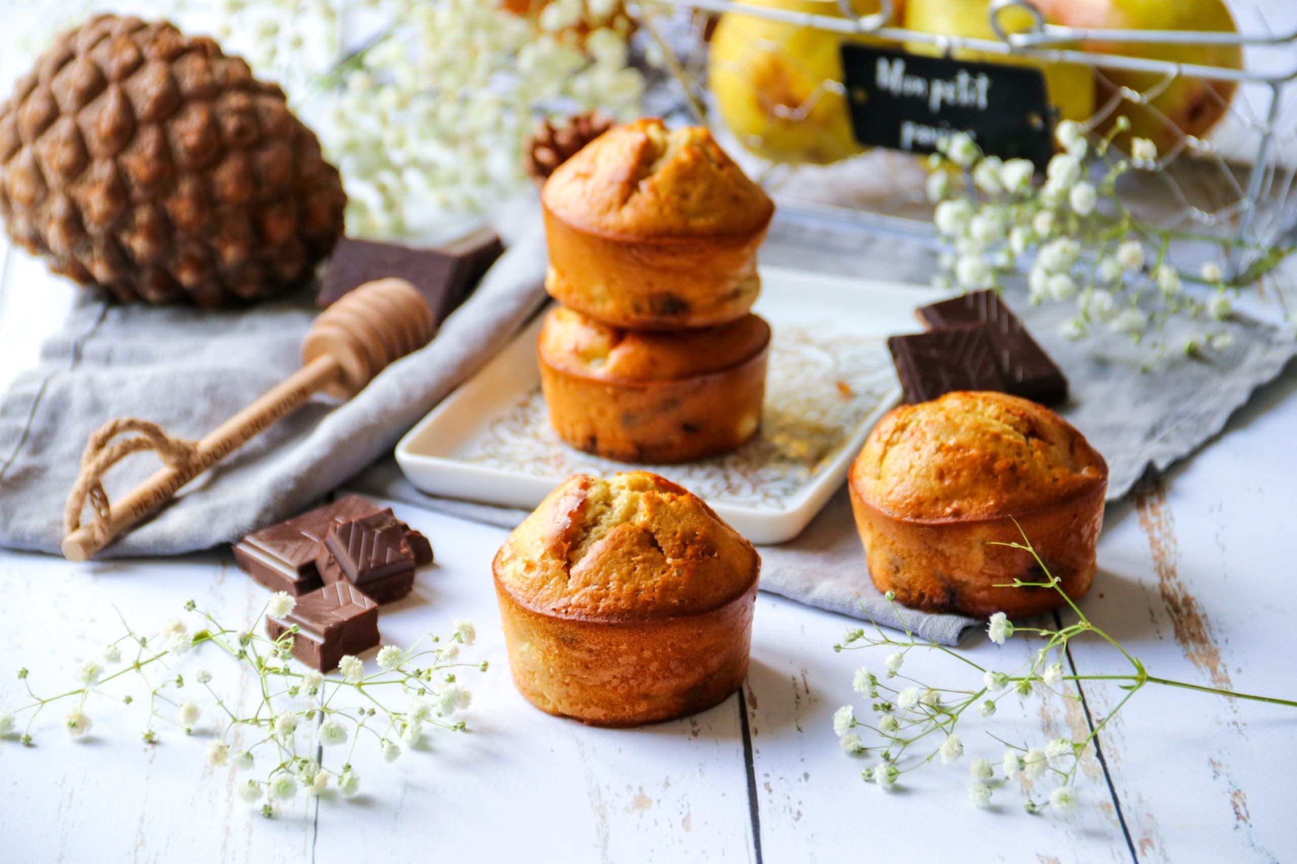 découvrez notre recette délicieuse de muffins poire chocolat allégés, alliant douceur et légèreté. parfaits pour un petit déjeuner gourmand ou un goûter, ces muffins sont faciles à préparer et raviront les amateurs de desserts sains. profitez du goût savoureux de la poire associé à la richesse du chocolat tout en gardant une texture moelleuse.