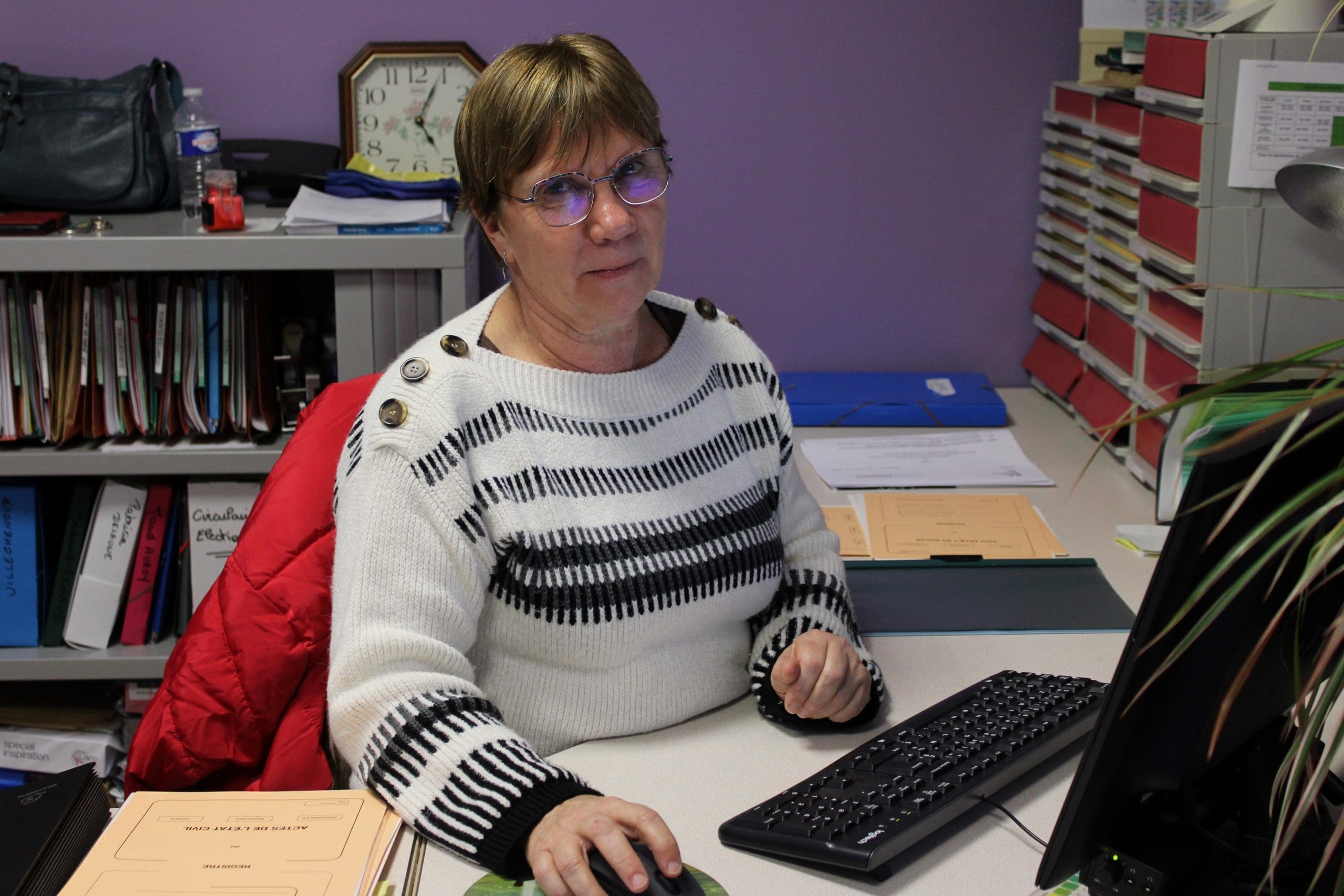 découvrez notre nouveau secrétaire de mairie, un professionnel dédié au service public, prêt à améliorer la communication et l'efficacité administrative de notre commune. informez-vous sur ses compétences et projets pour un avenir meilleur.