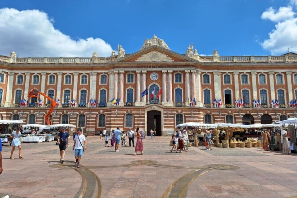 découvrez la nouvelle base du commandement de l'espace à toulouse, un centre stratégique dédié à l'innovation et à la défense spatiale. plongez au cœur des projets révolutionnaires qui façonneront l'avenir de l'exploration spatiale et de la sécurité internationale.