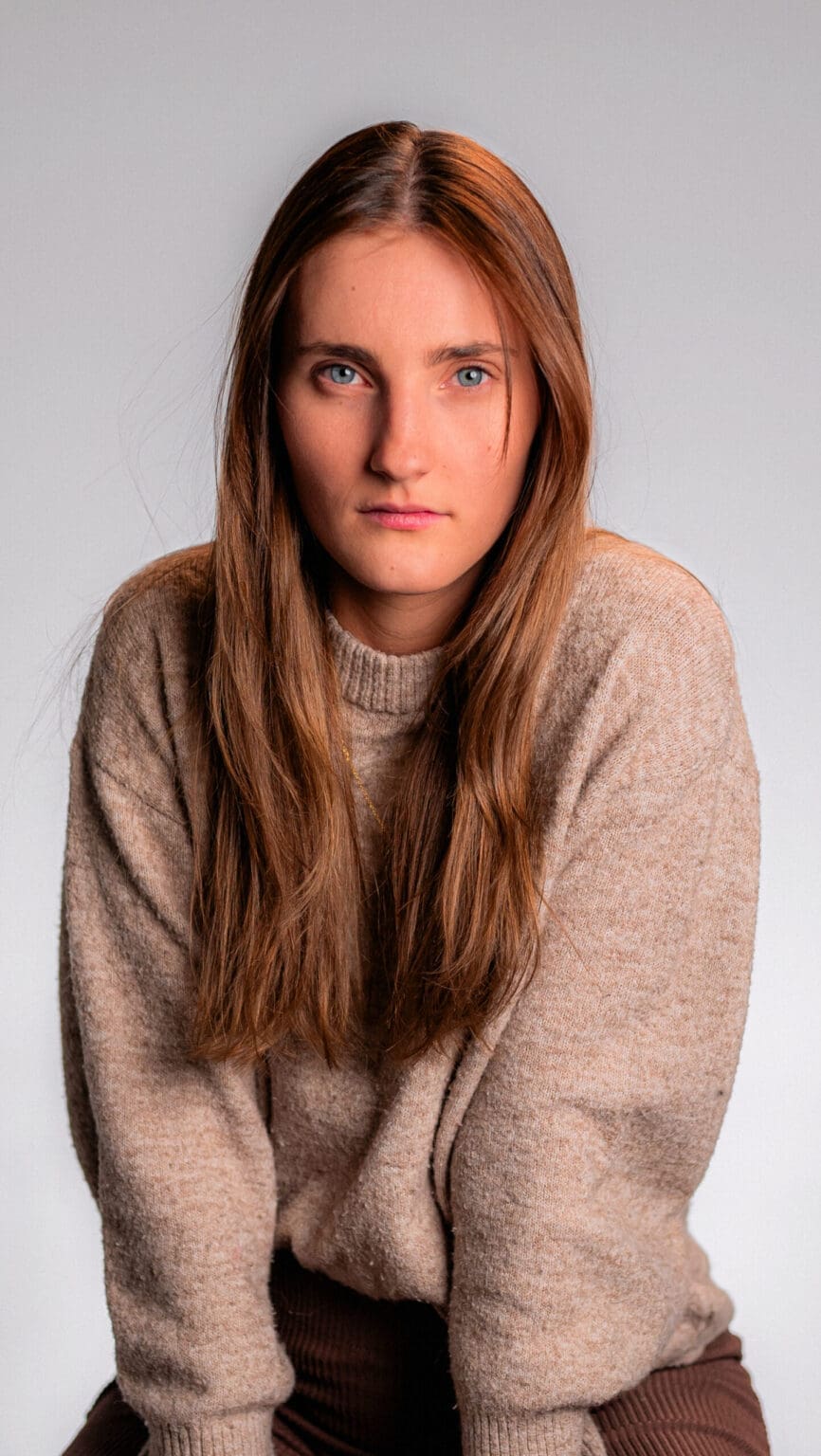 découvrez le portrait captivant de marianne, une amie au sourire éclatant qui illumine chaque moment. plongez dans son univers joyeux et son esprit contagieusement positif.