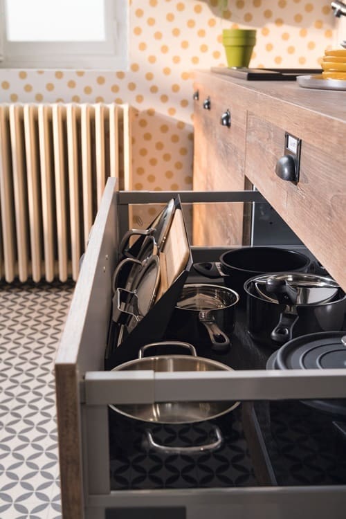 découvrez nos astuces et solutions pratiques pour un rangement de cuisine optimisé. maximisez l'espace de votre cuisine avec des conseils sur l'organisation des tiroirs, des placards et des étagères. transformez votre cuisine en un lieu fonctionnel et agréable grâce à un rangement astucieux.