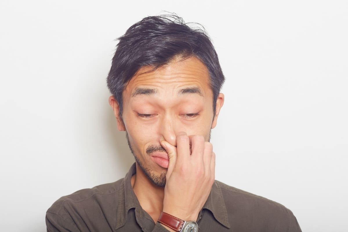 découvrez la signification spirituelle du cou qui gratte. ce phénomène peut révéler des messages cachés de votre esprit, des blocages émotionnels ou des changements prochains dans votre vie. explorez les implications profondes de ce symptôme et comment il peut influencer votre bien-être spirituel.