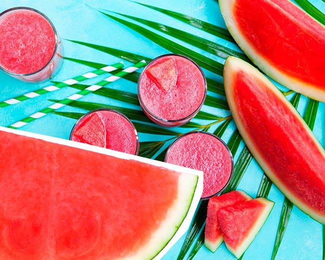 découvrez notre délicieux smoothie pastèque coco, une boisson rafraîchissante qui associe la douceur sucrée de la pastèque à la crémeuse noix de coco. parfait pour les journées chaudes, ce mélange exotique est non seulement savoureux mais aussi nutritif. savourez chaque gorgée et faites le plein de vitamines!