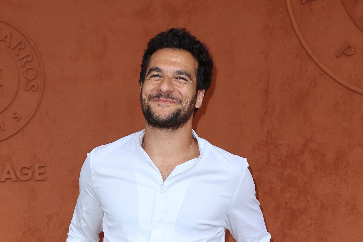 découvrez la tendresse et la complicité d'amir avec son fils dans un moment authentique et émouvant. une célébration de la parentalité et de l'amour familial.