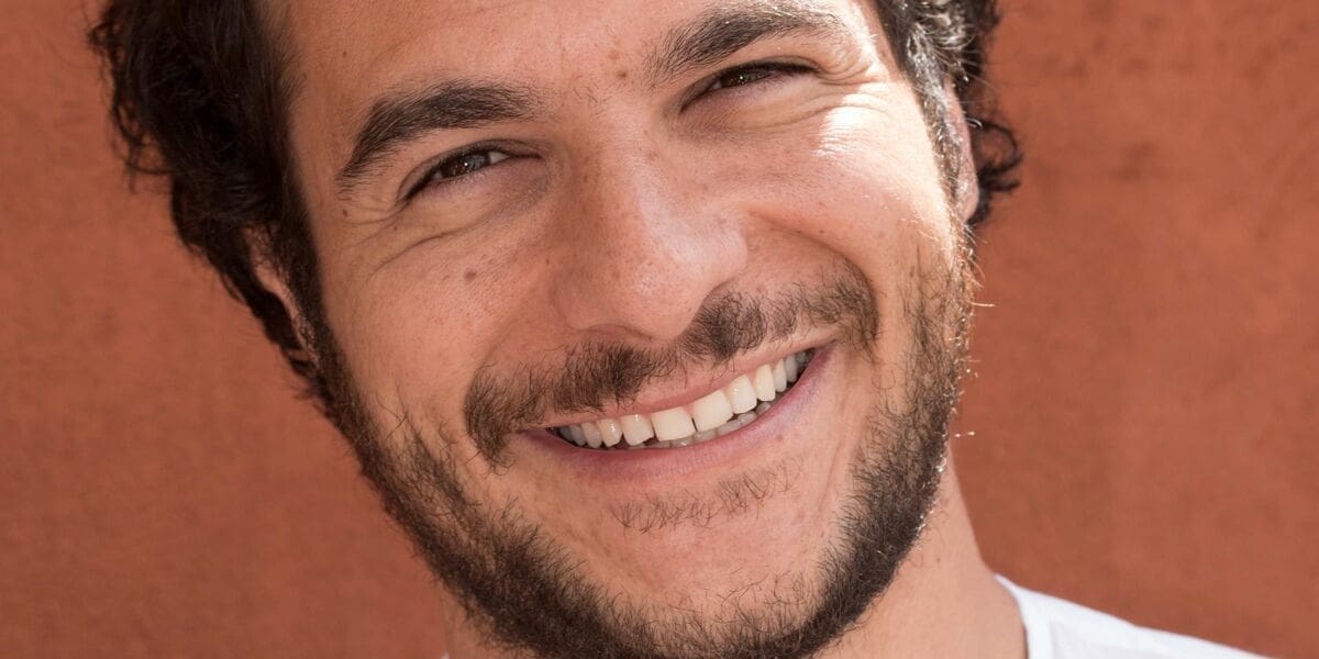 découvrez un tendre moment partagé entre amir et son fils, où l'amour et la complicité s'entrelacent dans des souvenirs inoubliables. ce doux instant met en lumière la beauté de la parentalité et les liens affectifs qui unissent un père et son enfant.