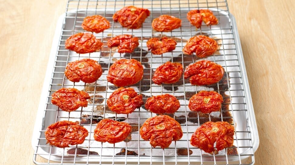 découvrez comment préparer des tomates séchées maison, un délice santé et gourmand à ajouter à vos plats. suivez notre recette simple et rapide pour conserver le goût de l'été toute l'année.