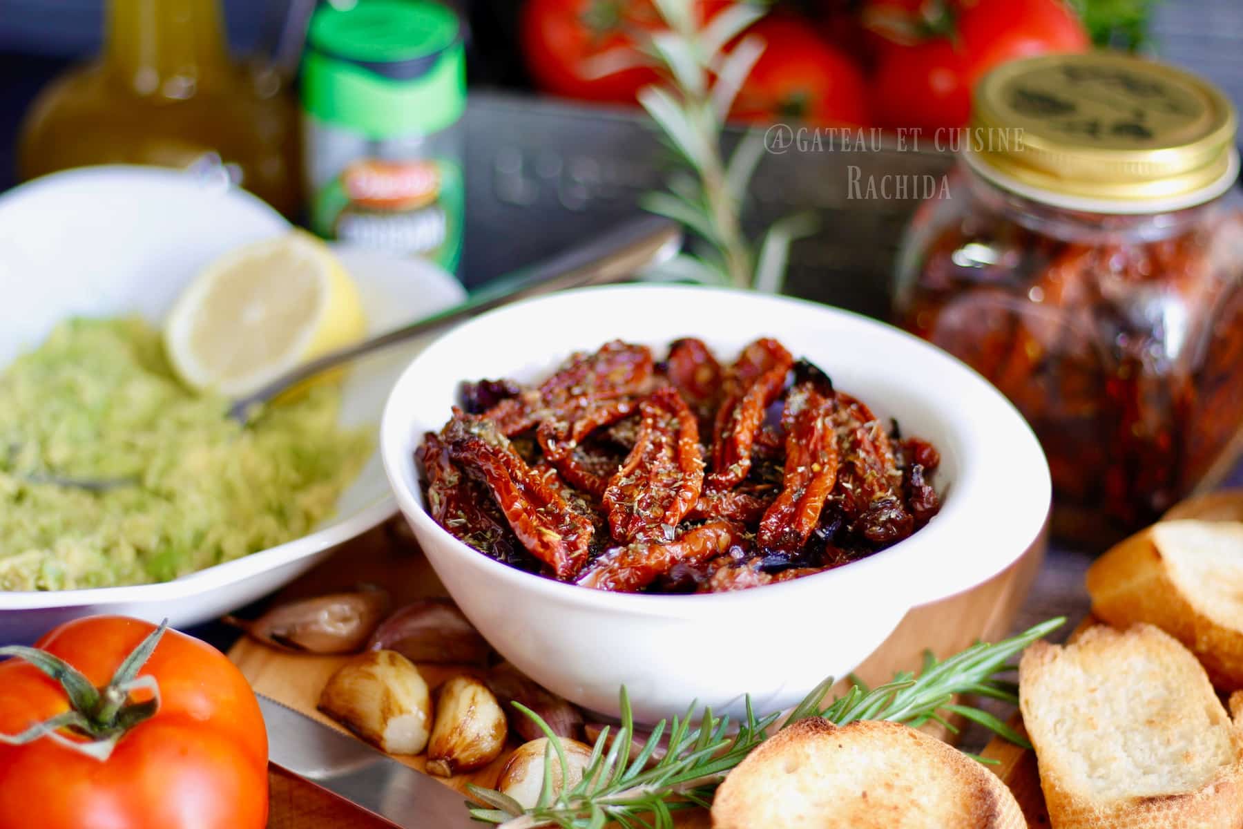 découvrez comment préparer des tomates séchées maison délicieuses et savoureuses. suivez notre recette simple et savoureuse pour conserver ce légume ensoleillé et enrichir vos plats de son goût intense. parfait comme apéritif, dans les salades ou pour agrémenter vos plats préférés !