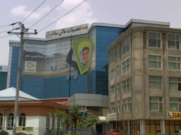 découvrez les histoires bouleversantes des afghans qui ont fui leur pays pour trouver refuge au royaume-uni. plongez dans leur parcours d'espoir, de résilience et d'intégration dans une nouvelle vie.