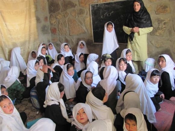 découvrez comment les afghans accueillis au royaume-uni après la fuite de leur pays font face à de nouveaux défis, tout en s'intégrant dans leur nouvelle communauté. un regard sur les histoires de résilience et d'espoir.