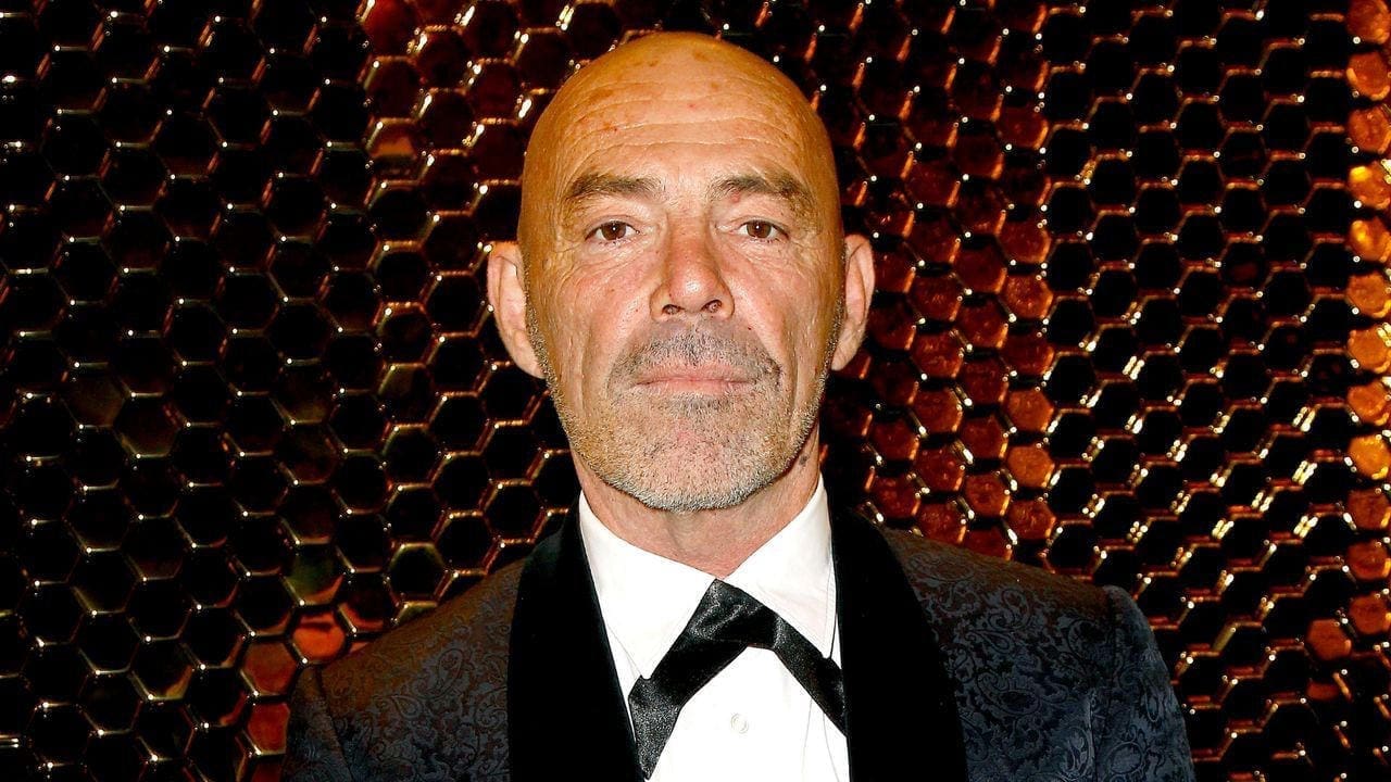 découvrez la réaction d'ardisson face au cancer, un sujet touchant et important. dans cette interview, il partage son expérience personnelle et son engagement dans la lutte contre cette maladie, apportant espoir et sensibilisation.