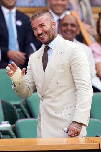 découvrez la coupe de cheveux controversée de david beckham, souvent qualifiée de désastre, qui a suscité autant d'admiration que de critiques. revivez les moments emblématiques et l'impact de ce choix audacieux sur la mode et la culture pop.