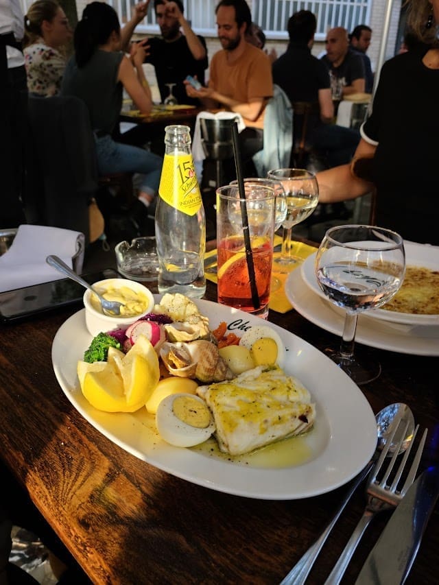 découvrez un bistrot charmant à paris où vous pourrez savourer une irrésistible mousse au chocolat, dans une ambiance chaleureuse et conviviale. parfait pour une pause gourmande entre amis ou en tête-à-tête.