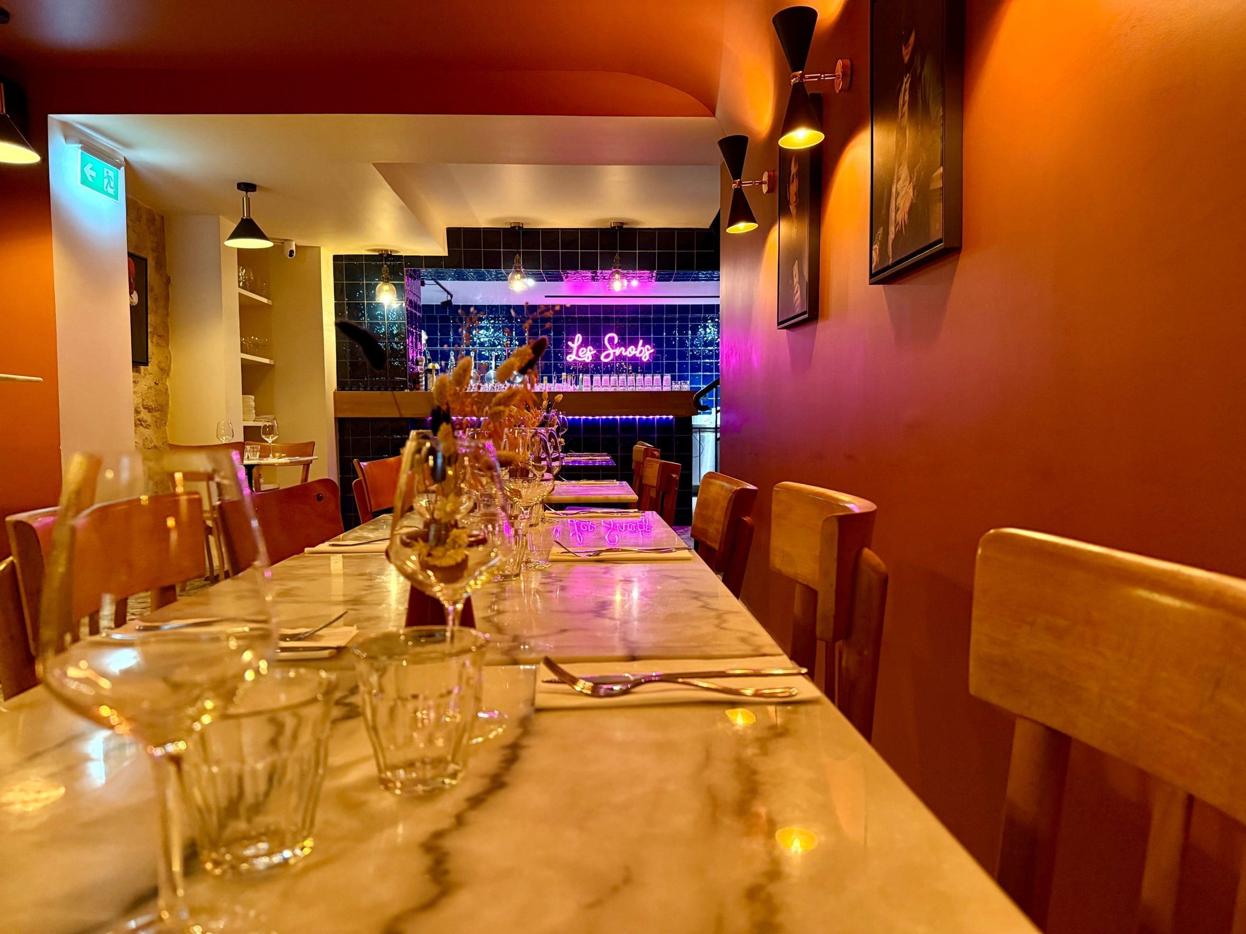 découvrez un charmant bistrot à paris où la mousse au chocolat est la star du menu. une expérience gourmande inoubliable dans une ambiance chaleureuse et conviviale.