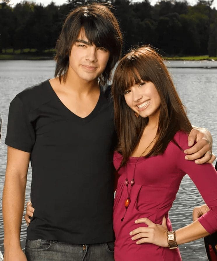 plongez dans l'univers musical de camp rock 2025, où la passion, l'amitié et la musique se rencontrent. découvrez une nouvelle génération de jeunes artistes prêts à briller sur scène. ne manquez pas cette aventure captivante remplie de performances éblouissantes et de moments inoubliables!