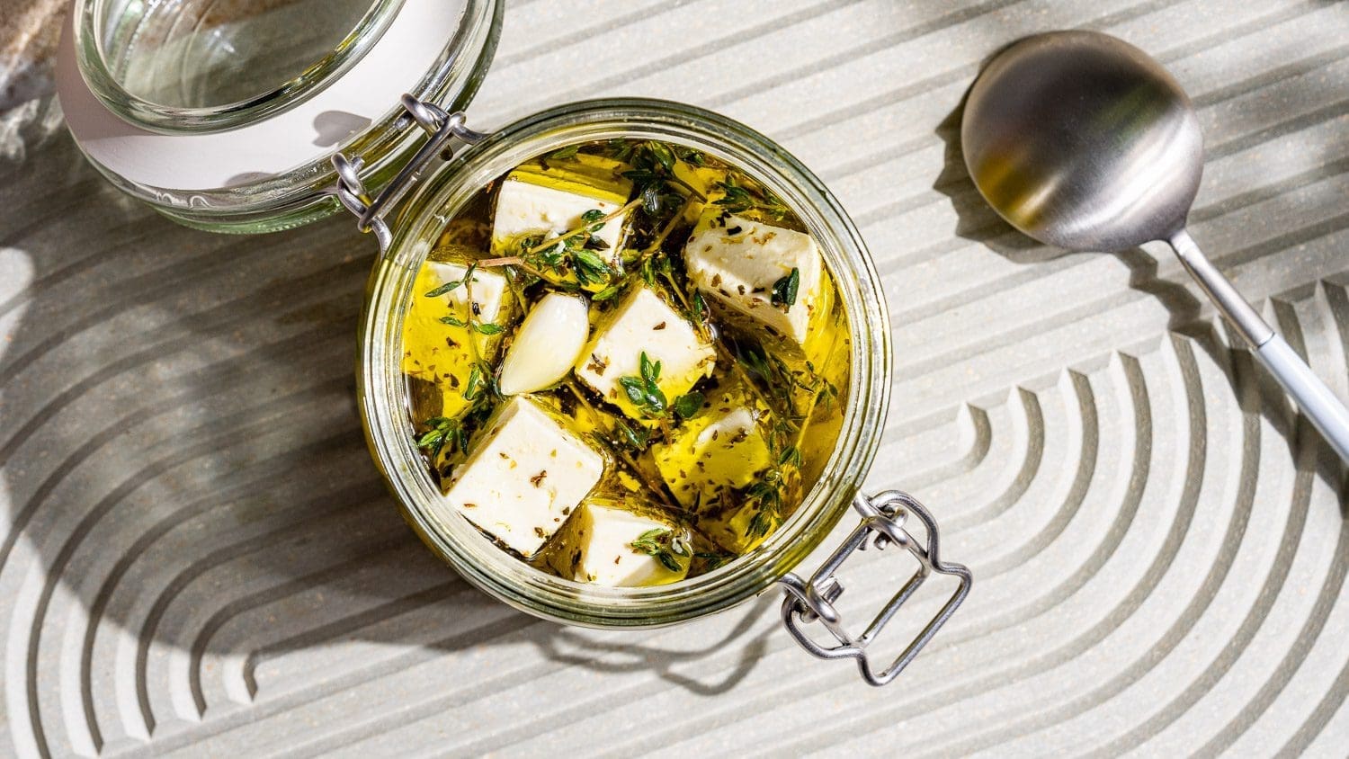 découvrez nos astuces pour conserver la feta dans les meilleures conditions ! prolongez la fraîcheur et la saveur de ce fromage savoureux grâce à nos conseils pratiques sur le stockage et la marinade.