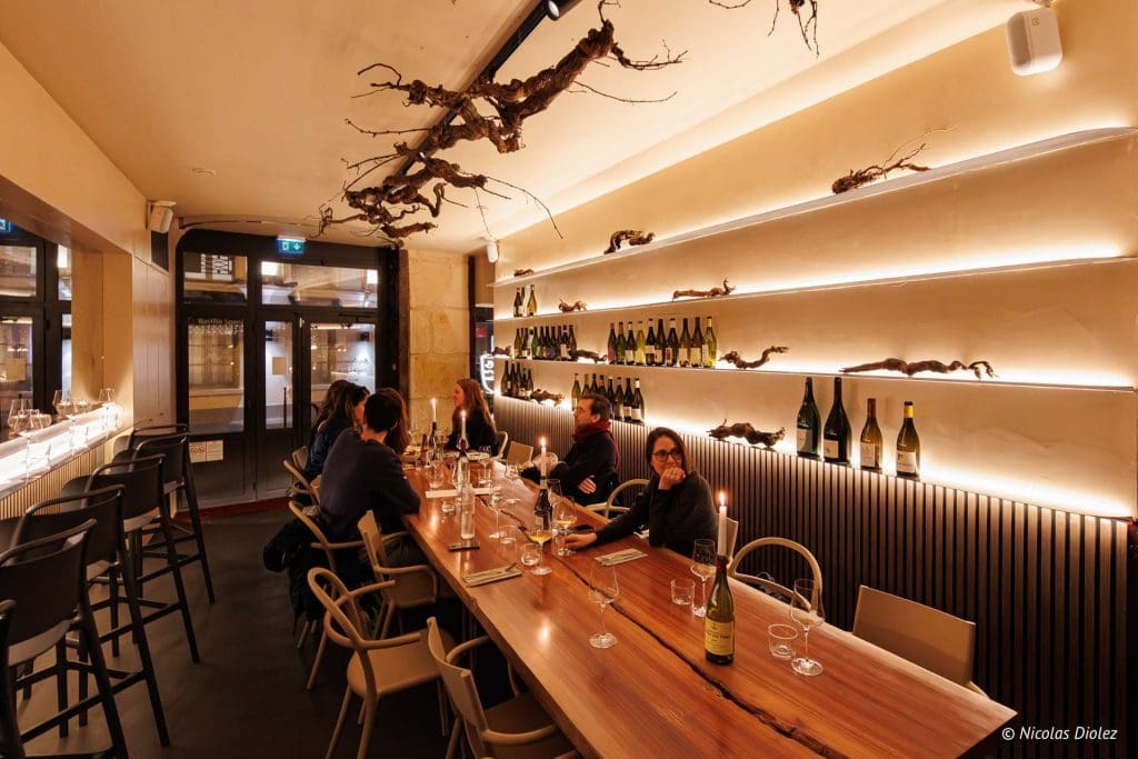 découvrez un bistrot charmant à paris où le bonheur se déguste dans une délicieuse mousse au chocolat. un lieu parfait pour savourer des plats généreux dans une ambiance chaleureuse et conviviale.