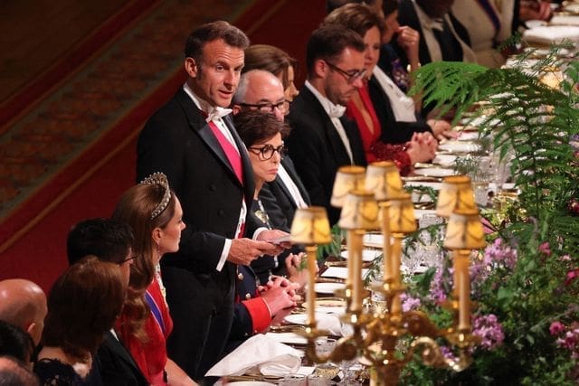 découvrez l'élégance et le raffinement du dîner d'état à windsor, un événement prestigieux qui réunit dignitaires et personnalités influentes autour d'une table somptueuse. plongez dans l'histoire et la tradition britannique tout en savourant des mets délicats préparés avec soin, dans le cadre enchanteur du château de windsor.