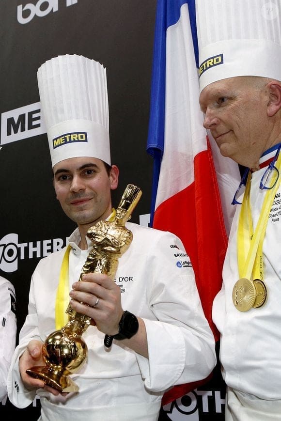 découvrez le parcours inspirant de ceux qui célèbrent la fierté et la victoire. un voyage à travers des histoires de réussite et d'accomplissement, où chaque étape est une célébration de la force et de la résilience.