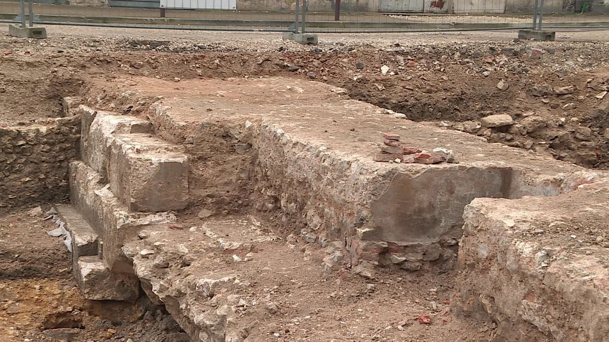 découvrez les mystères d'une fouille archéologique secrète, où l'histoire ancienne se révèle à travers des artefacts oubliés. plongez dans cette aventure fascinante qui dévoile des trésors enterrés et des récits inédits, alliant exploration et énigmes du passé.