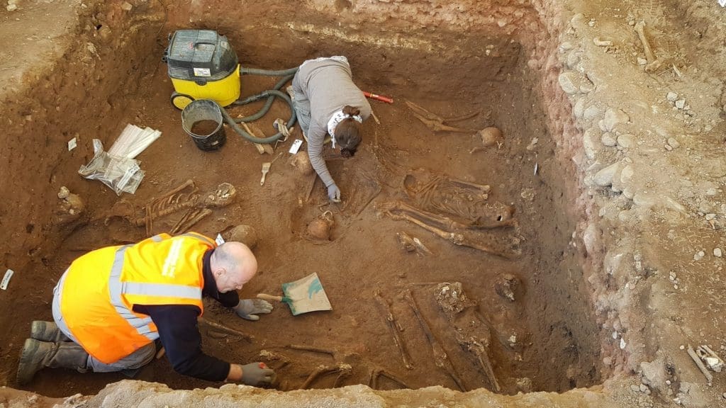 découvrez les mystères cachés du passé avec notre exploration d'une fouille archéologique secrète. plongez dans l'histoire fascinante et les révélations surprenantes qui pourraient redéfinir notre compréhension des civilisations anciennes.