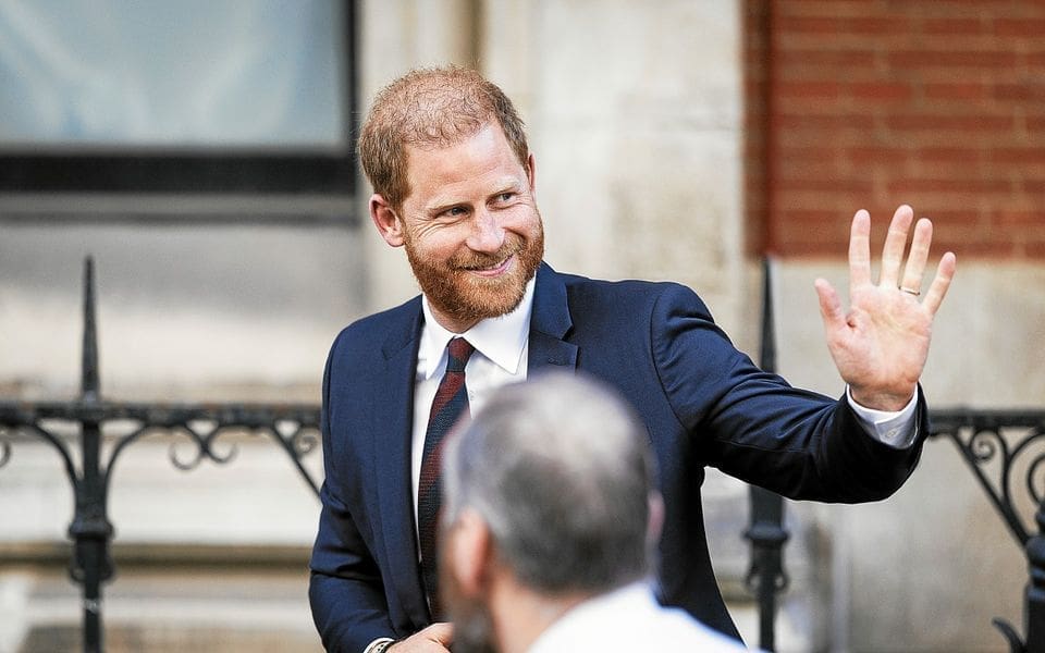 découvrez la frustration du prince harry face à la tension palpable lors du sommet royal. plongée au cœur des coulisses de la monarchie britannique et des défis relationnels qui en découlent.