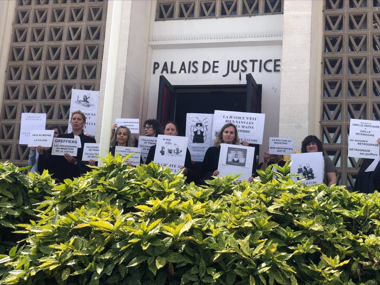 découvrez le métier de greffière à saint-nazaire : un rôle clé au sein du système judiciaire, assurant le bon fonctionnement des tribunaux et la gestion des dossiers. informez-vous sur les missions, les compétences requises et les opportunités professionnelles dans cette ville dynamique.