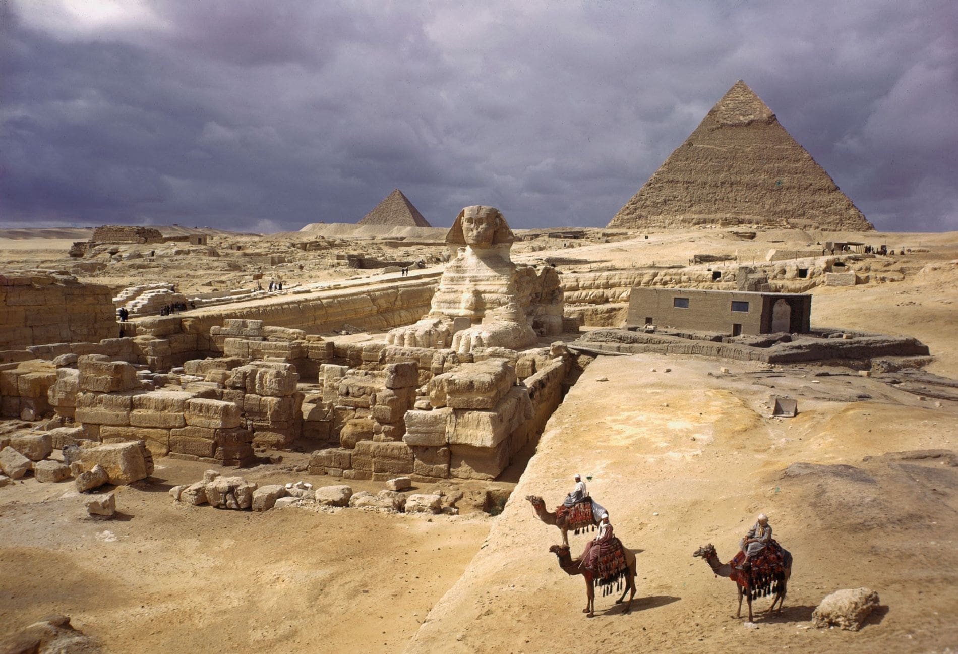 découvrez les secrets fascinants de la pyramide de khéops, l'une des merveilles du monde antique. plongez dans son histoire, son architecture et les mystères qui entourent la construction de cette gigantesque pyramide emblématique de l'égypte ancienne.