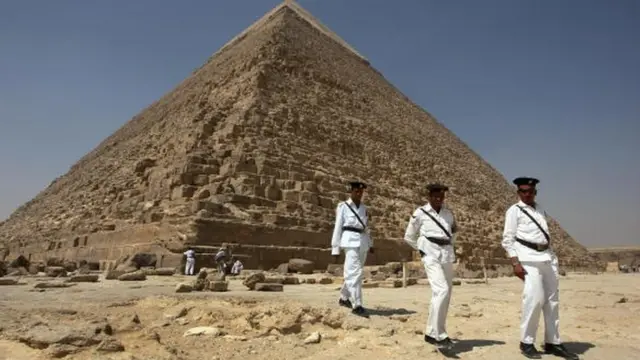 plongez dans les arcanes du mystère de la pyramide de khéops, une merveille de l'architecture antique qui continue d'intriguer les chercheurs et les passionnés d'histoire. découvrez les théories fascinantes autour de sa construction, son symbolisme et les secrets qu'elle recèle depuis des millénaires.