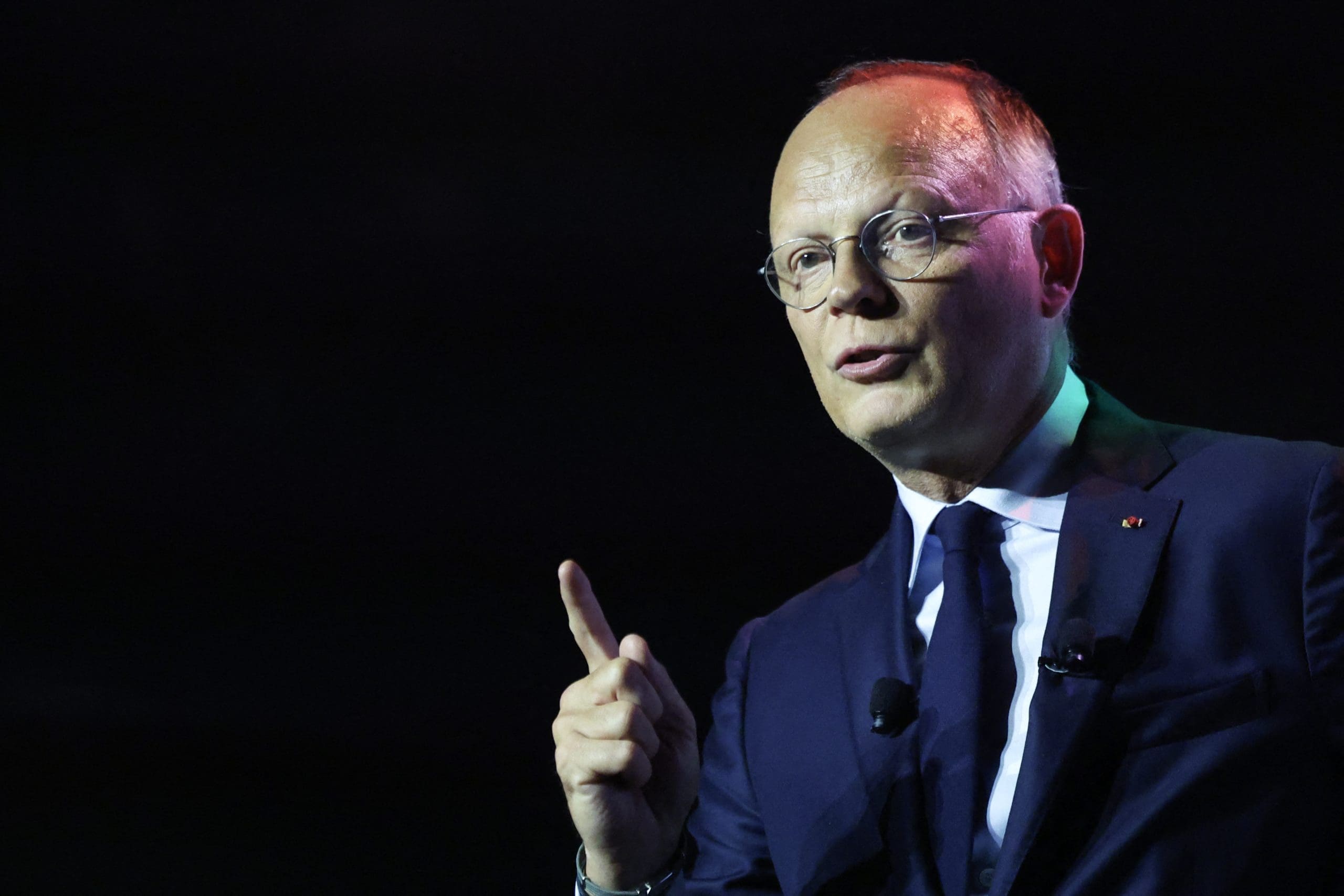 découvrez les détails et enjeux de la plainte déposée contre édouard philippe, ancien premier ministre français. analyse des motivations, des implications politiques et des réactions publiques face à cette affaire.