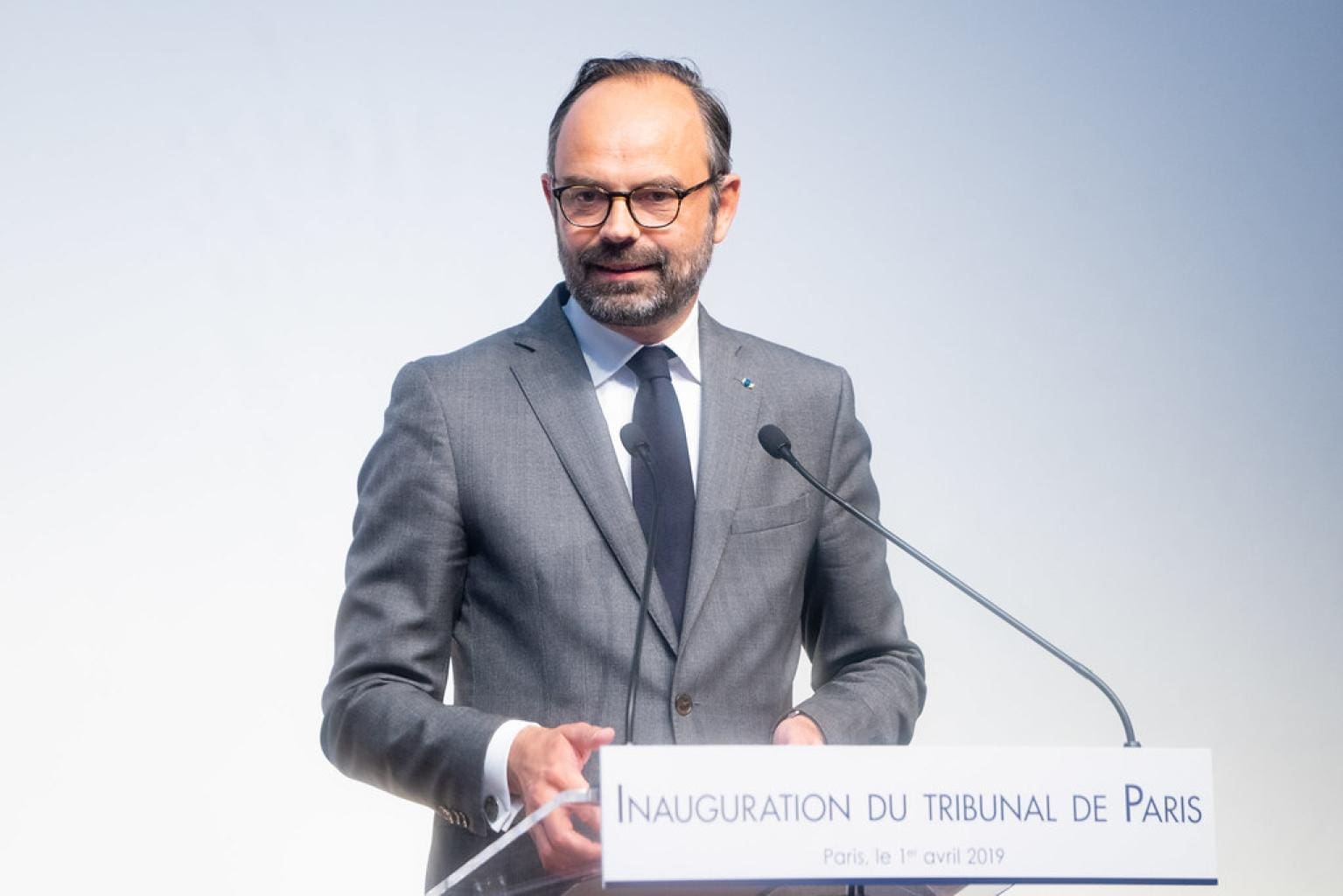 découvrez les détails concernant la plainte déposée contre édouard philippe, ancien premier ministre français. analyse des enjeux politiques et des répercussions éventuelles sur sa carrière et l'opinion publique.