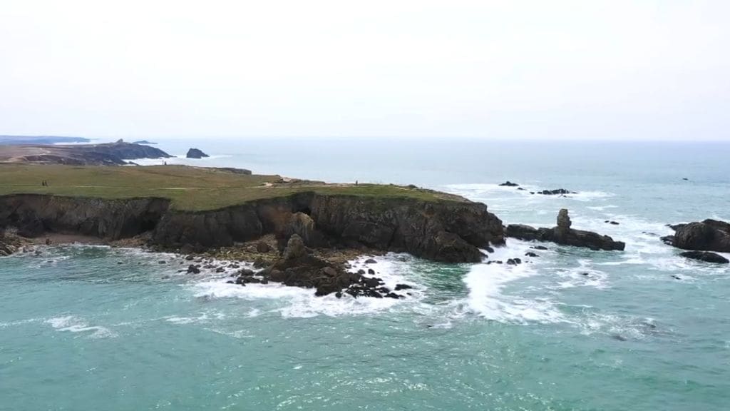 découvrez quiberon, un trésor breton qui allie paysages spectaculaires, plages dorées et une riche histoire maritime. explorez ses charmants villages, ses sentiers côtiers et savourez des spécialités locales dans un cadre enchanteur.