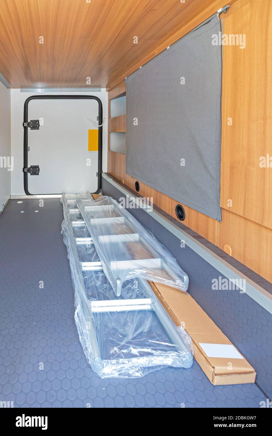 découvrez nos conseils et astuces pour un rangement optimal de votre camping-car. maximisez l'espace de stockage, organisez vos équipements et voyagez dans le confort grâce à des solutions pratiques et adaptées.