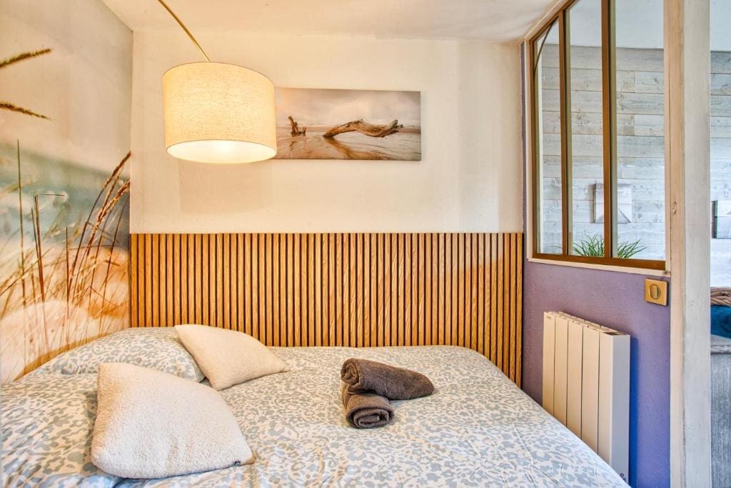 découvrez le refuge dunes merville, un havre de paix au cœur de paysages naturels préservés. profitez d'un séjour relaxant dans un cadre idyllique, idéal pour les amoureux de la nature et les familles cherchant à se ressourcer. explorez des activités en plein air et savourez une hospitalité chaleureuse dans ce refuge unique.