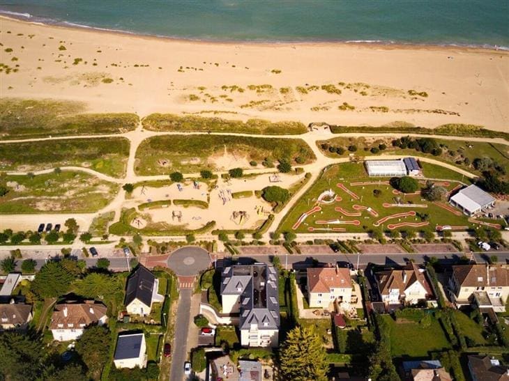 découvrez le refuge dunes merville, un havre de paix en pleine nature où vous pourrez profiter de paysages à couper le souffle, d'activités en plein air et d'un cadre idéal pour la détente en famille ou entre amis.