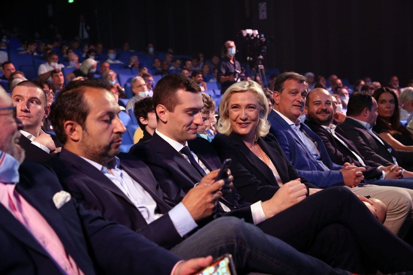 découvrez les enjeux du refuge politique autour de marine le pen et jordan bardella. explorez les implications de leur vision politique sur l'asile et les droits des migrants en france. plongez dans l'analyse des positions du rassemblement national et leur impact sur le débat public.