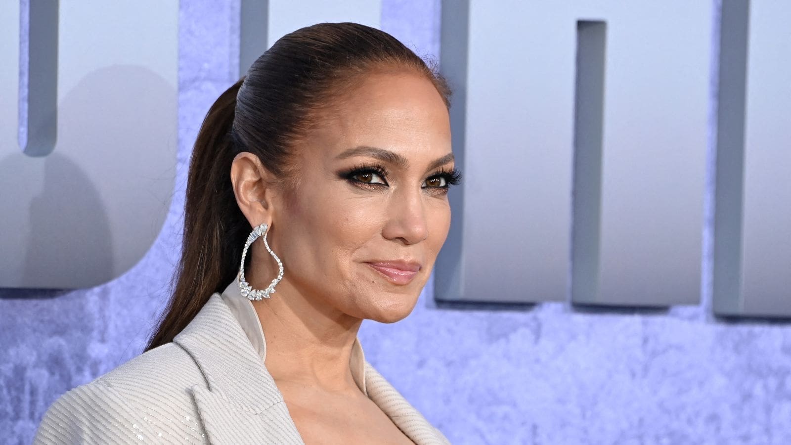 découvrez la routine beauté naturelle de jennifer lopez, révélant ses secrets pour une peau radieuse et éclatante. apprenez les astuces de cette icône de la beauté pour adopter des soins simples et efficaces, inspirés par la nature, et illuminez votre quotidien avec des conseils précieux pour un look frais et healthy.