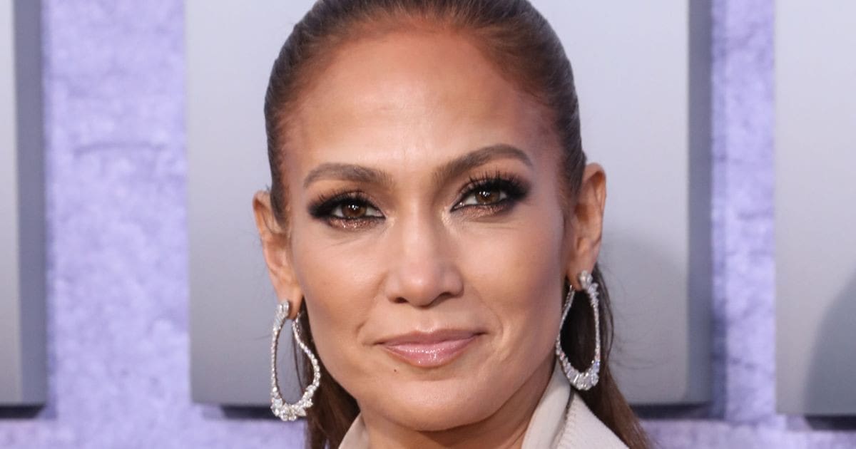 découvrez la routine beauté naturelle de jennifer lopez : des conseils et astuces pour une peau radieuse et un look éclatant. inspirez-vous de ses secrets de beauté et intégrez des produits naturels dans votre quotidien pour révéler votre éclat naturel.