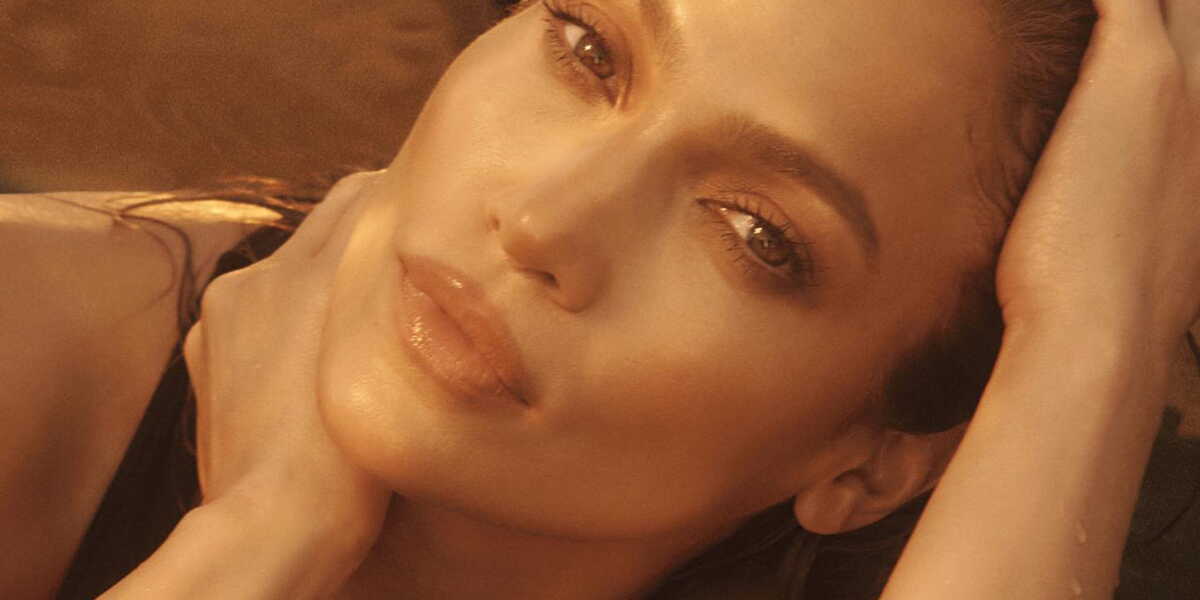 découvrez la routine beauté naturelle de jennifer lopez, une approche inspirante pour sublimer votre peau avec des produits et rituels simples et efficaces. apprenez les secrets de l'icône de la beauté pour un teint éclatant et une allure radieuse au quotidien.