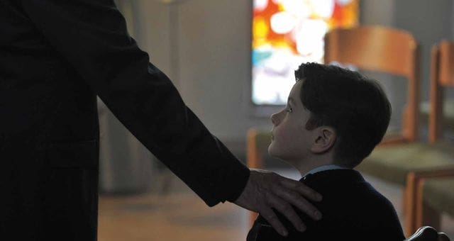 découvrez les mystères et les enjeux du secret de confession, un principe fondamental de la vie religieuse qui protège la confidentialité des échanges entre le pénitent et le prêtre. explorez son importance spirituelle, éthique et sociale ainsi que ses implications dans le monde moderne.