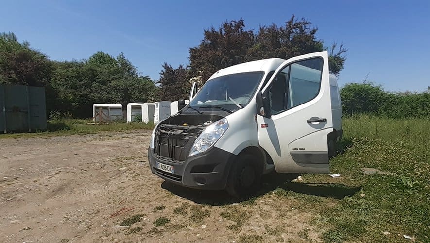 découvrez comment le vandalisme des véhicules par des groupes d'extrême droite comme l'action française impacte la société, les réactions du public et les mesures de prévention mises en place pour protéger les biens.