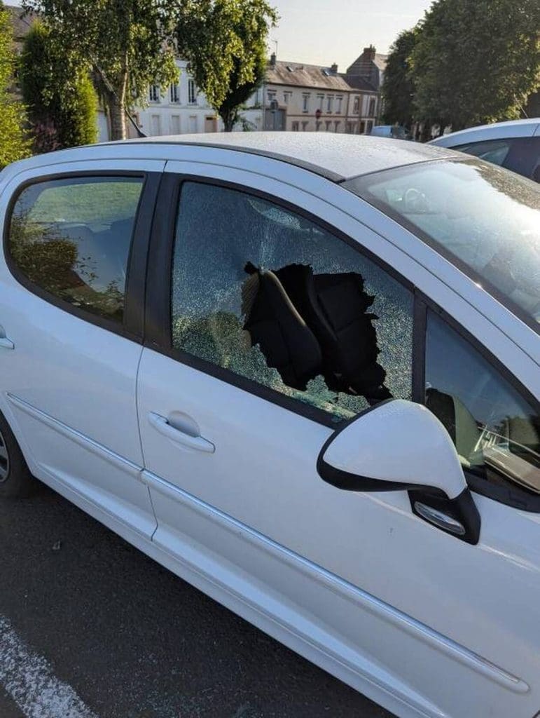découvrez les récents actes de vandalisme ciblant les véhicules associés à l'action française. une analyse des motivations, des conséquences et des réactions face à cette montée de la violence.