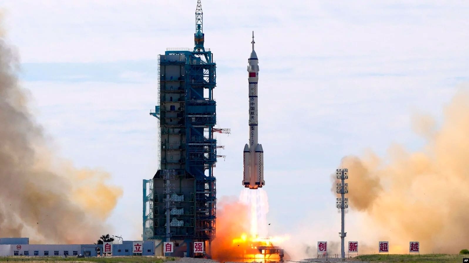 découvrez comment une centrale nucléaire sur la lune pourrait révolutionner la production d'énergie pour l'exploration spatiale, ses avantages, défis techniques et enjeux environnementaux.