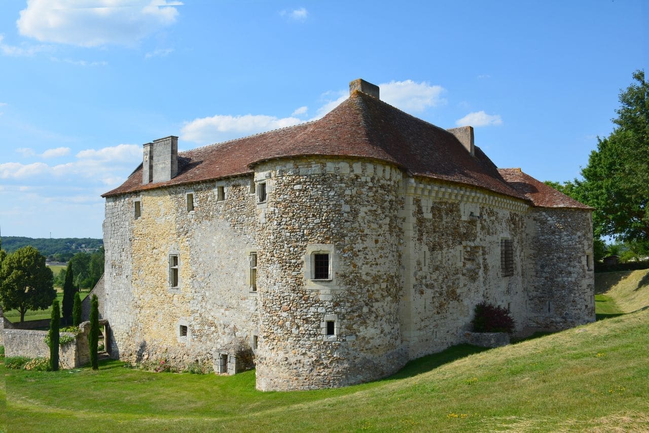 découvrez le château de coussay, joyau historique situé en nouvelle-aquitaine, célèbre pour son architecture renaissance et ses jardins remarquables. idéal pour les visites culturelles, les mariages et événements privés.