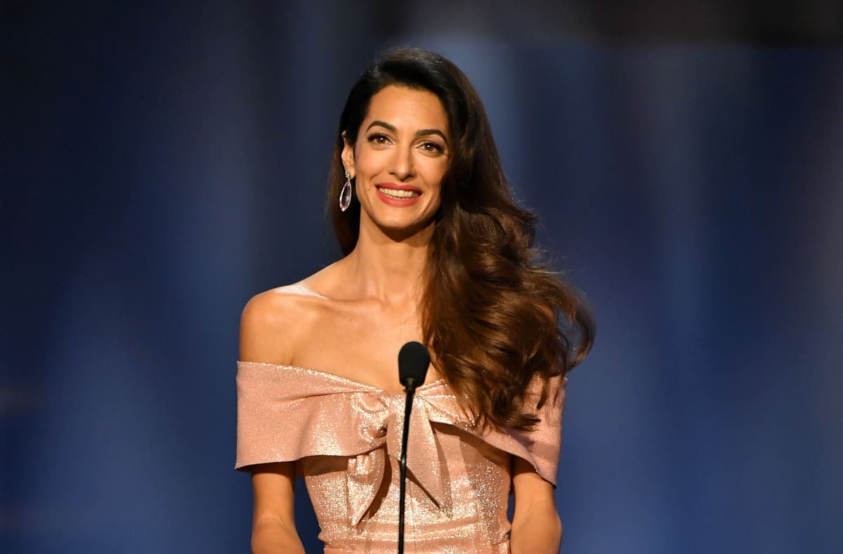 découvrez les secrets des cheveux éclatants d'amal clooney : astuces, soins et produits recommandés pour une chevelure brillante et en pleine santé comme la célèbre avocate.
