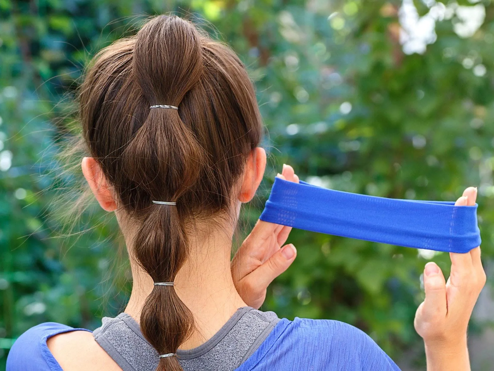 découvrez le chignon sport, une coiffure élégante et pratique conçue pour les activités physiques. parfaitement adaptée pour maintenir vos cheveux en place tout en restant stylée, cette coiffure est idéale pour le gym, le running ou toute autre activité sportive. apprenez comment réaliser facilement un chignon sport et restez chic même en mouvement.