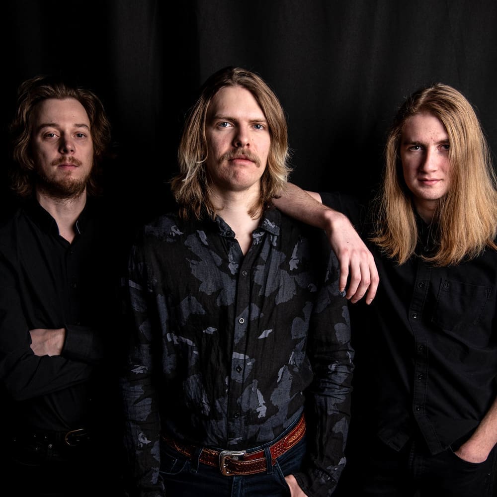 découvrez la complicité entre jade et aaron : une histoire touchante d’amitié, de rires et de moments inoubliables. un lien authentique qui inspire et émeut.