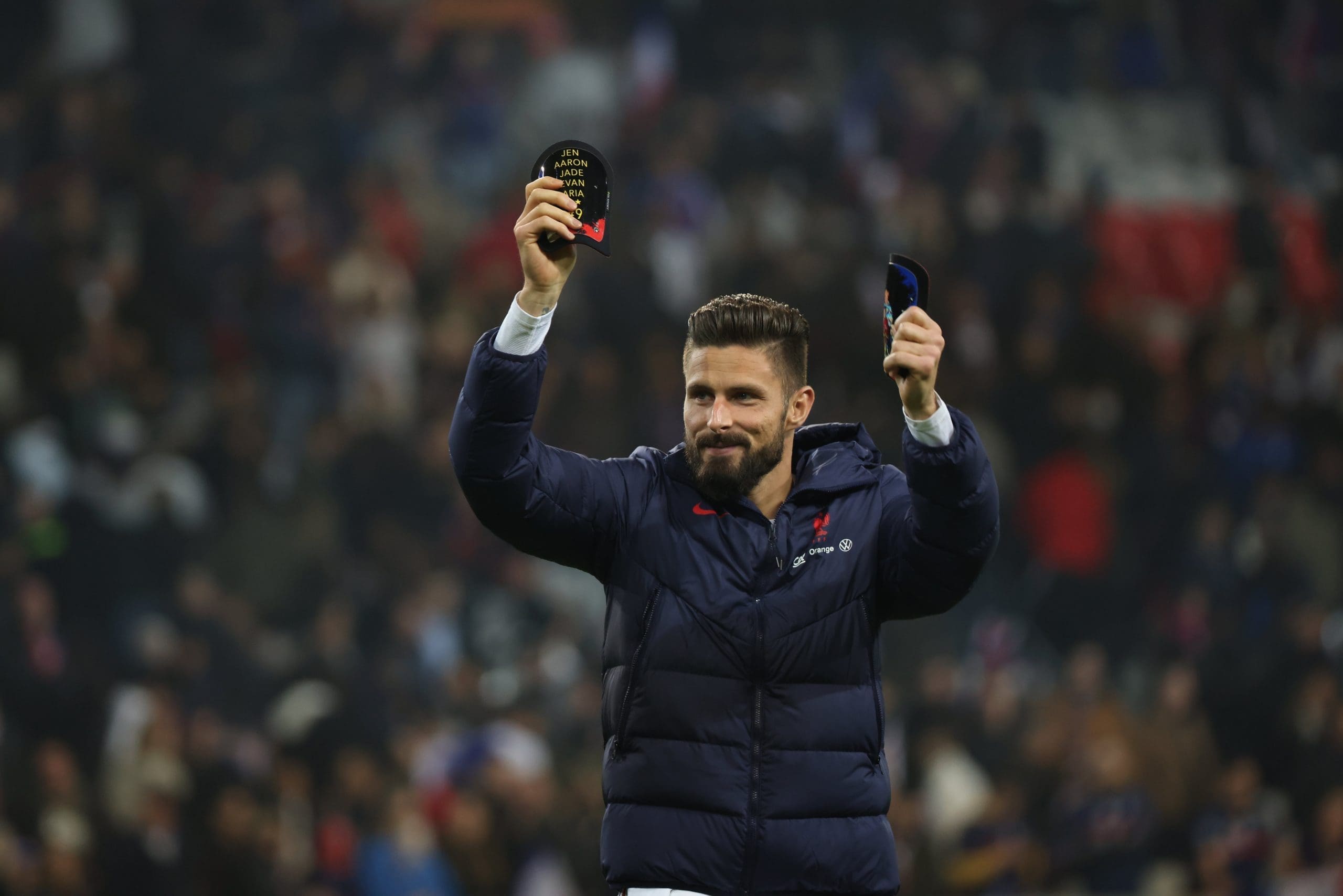 découvrez la complicité unique de jade et aaron à travers des instants sincères, rires partagés et regards vrais. une histoire d’émotion et d’authenticité.